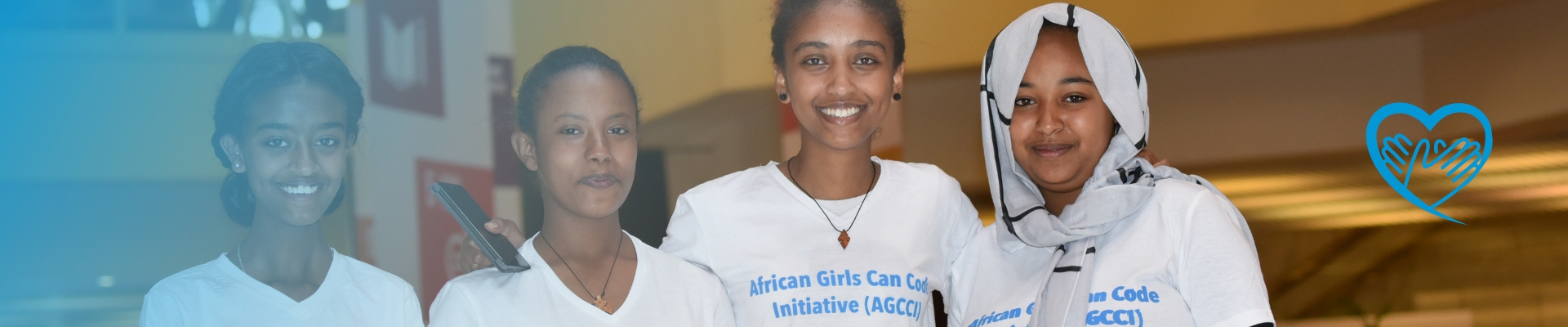 Spenden Sie für UN Women Deutschland. Vier Teilnehmerinnen der African Girls Can Code Initiative lächeln in die Kamera.