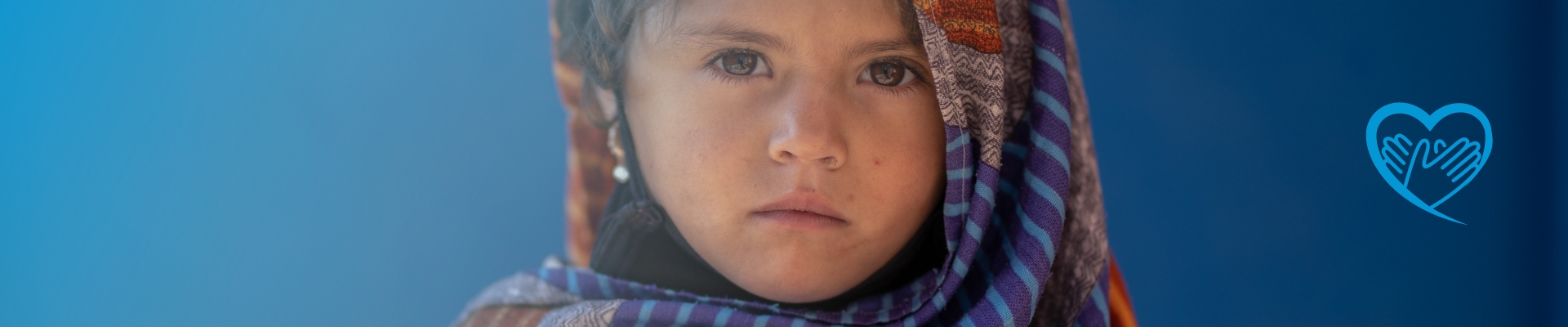 Junges afghanisches Mädchen schaut traurig in die Kamera- UN Women hilft Frauen in Afghanistan