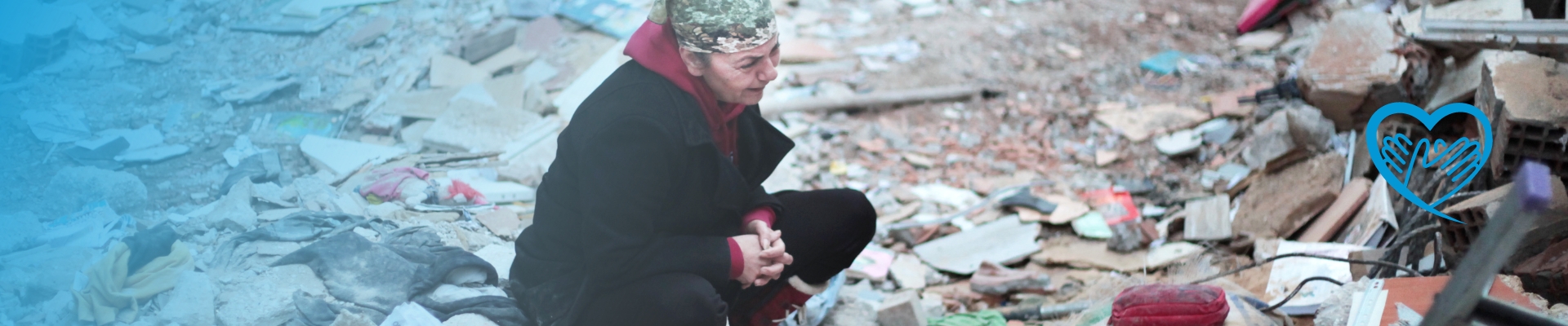 Spenden Sie jetzt für UN Women Nothilfe in Türkei und Syrien. Frau schaut verzweifelt zu den Trümmern eines Wohnhauses. Credit: UN Women/Özge Ergin