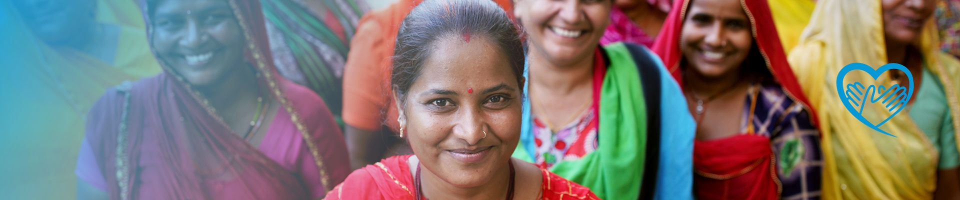 Indische Frauen schauen in die Kamera mit einem Lächeln im Gesicht - UN Women Friend werden und mit einer regelmäßigen Spende gemeinsam Frauen und Mädchen nachhaltig stärken.