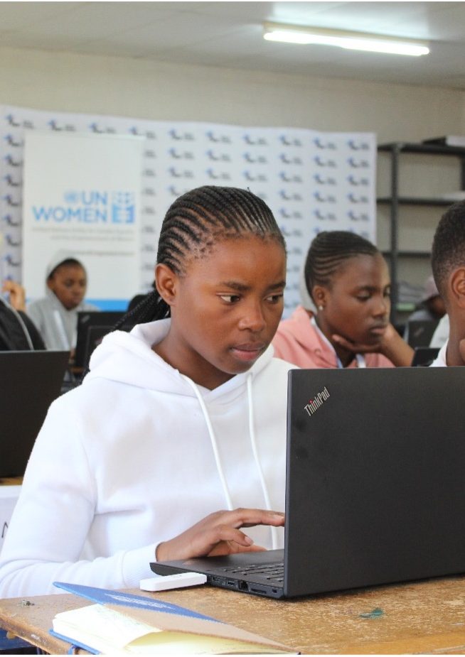 Mädchen arbeiten am Laptop im Coding Camp der African Girls Can Code Initiative - UN Women Deutschland